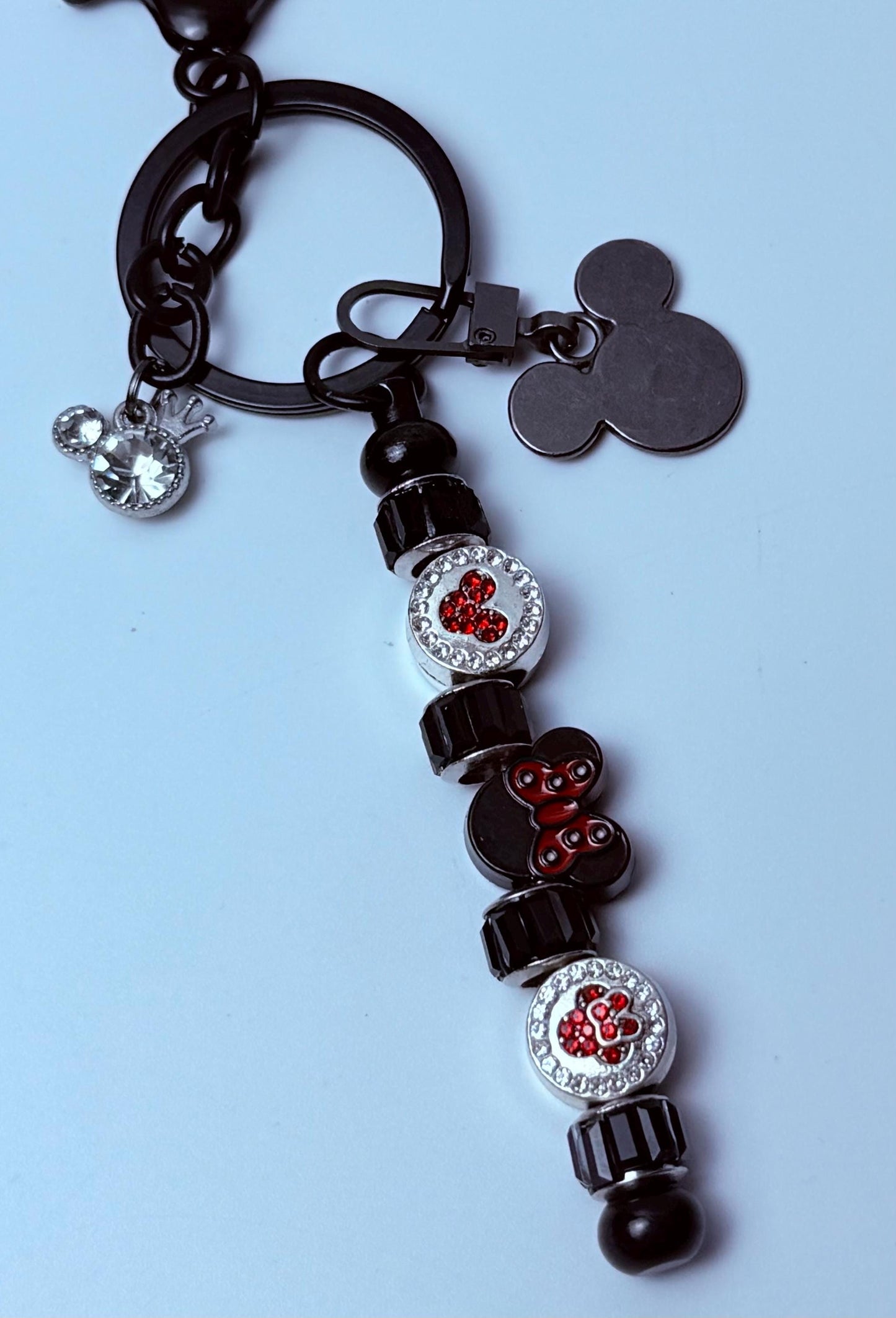 Schwarzer Kristall Micky Taschenanhänger Schlüsselanhänger | Minnie Schleife Handtaschenanhänger | Disney inspiriertes Accessoire | Handgemachter glitzernder Perlen Schlüsselanhänger