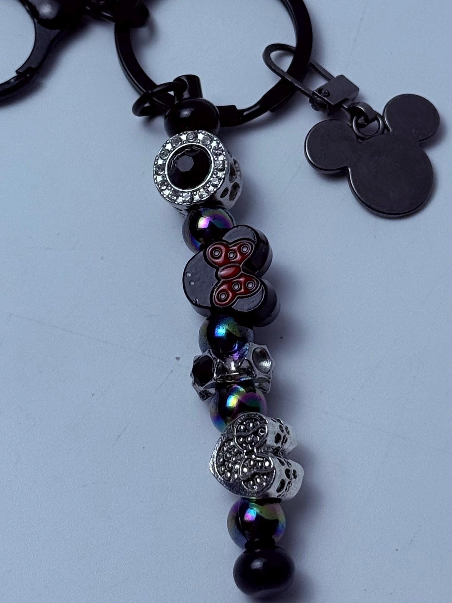 Schwarzer Micky Maus Anhänger Schlüsselanhänger, rot-schwarze Perlenkette, diverse Disney Charms, handgemachtes Disney Taschenaccessoire