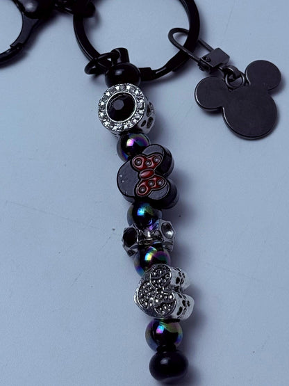 Schwarzer Micky Maus Anhänger Schlüsselanhänger, rot-schwarze Perlenkette, diverse Disney Charms, handgemachtes Disney Taschenaccessoire