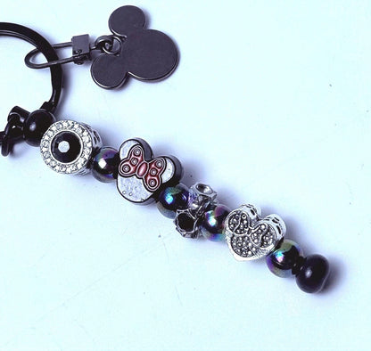 Schwarzer Micky Maus Anhänger Schlüsselanhänger, rot-schwarze Perlenkette, diverse Disney Charms, handgemachtes Disney Taschenaccessoire