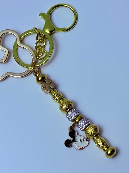 Disney-inspirierter goldener Taschenanhänger, Mickey Mouse Schlüsselanhänger mit funkelnden Perlen & Kleeblatt-Akzent, handgemachtes Handtaschen-Accessoire, Disney Geschenk für sie