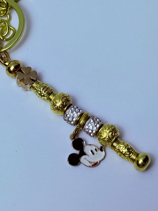 Disney-inspirierter goldener Taschenanhänger, Mickey Mouse Schlüsselanhänger mit funkelnden Perlen & Kleeblatt-Akzent, handgemachtes Handtaschen-Accessoire, Disney Geschenk für sie