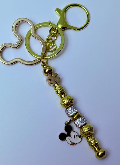 Disney-inspirierter goldener Taschenanhänger, Mickey Mouse Schlüsselanhänger mit funkelnden Perlen & Kleeblatt-Akzent, handgemachtes Handtaschen-Accessoire, Disney Geschenk für sie