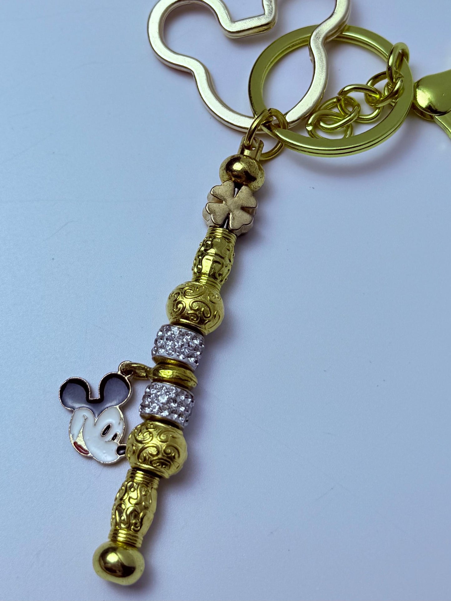 Disney-inspirierter goldener Taschenanhänger, Mickey Mouse Schlüsselanhänger mit funkelnden Perlen & Kleeblatt-Akzent, handgemachtes Handtaschen-Accessoire, Disney Geschenk für sie