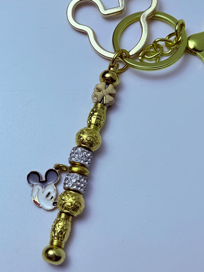 Disney-inspirierter goldener Taschenanhänger, Mickey Mouse Schlüsselanhänger mit funkelnden Perlen & Kleeblatt-Akzent, handgemachtes Handtaschen-Accessoire, Disney Geschenk für sie