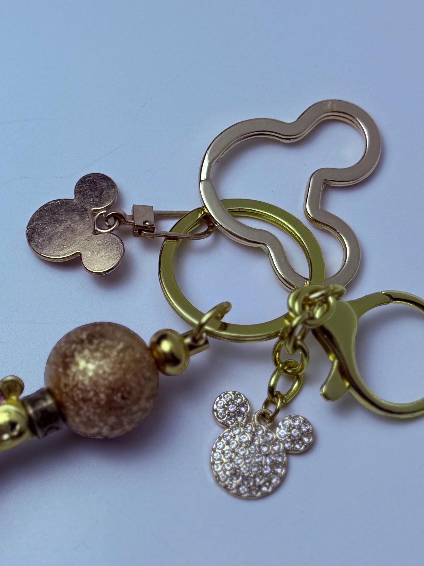 Disney inspirierter goldener Taschenanhänger, Micky Maus Strass-Schlüsselanhänger mit Perlen & Kristallakzent, handgefertigtes Taschenaccessoire, süßes Disney-Geschenk