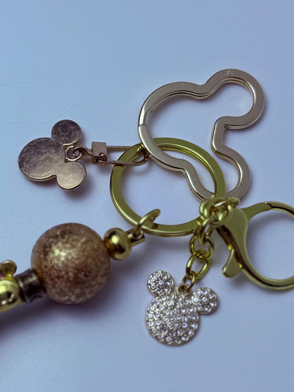 Disney inspirierter goldener Taschenanhänger, Micky Maus Strass-Schlüsselanhänger mit Perlen & Kristallakzent, handgefertigtes Taschenaccessoire, süßes Disney-Geschenk