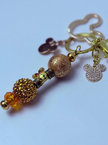 Disney inspirierter goldener Taschenanhänger, Micky Maus Strass-Schlüsselanhänger mit Perlen & Kristallakzent, handgefertigtes Taschenaccessoire, süßes Disney-Geschenk