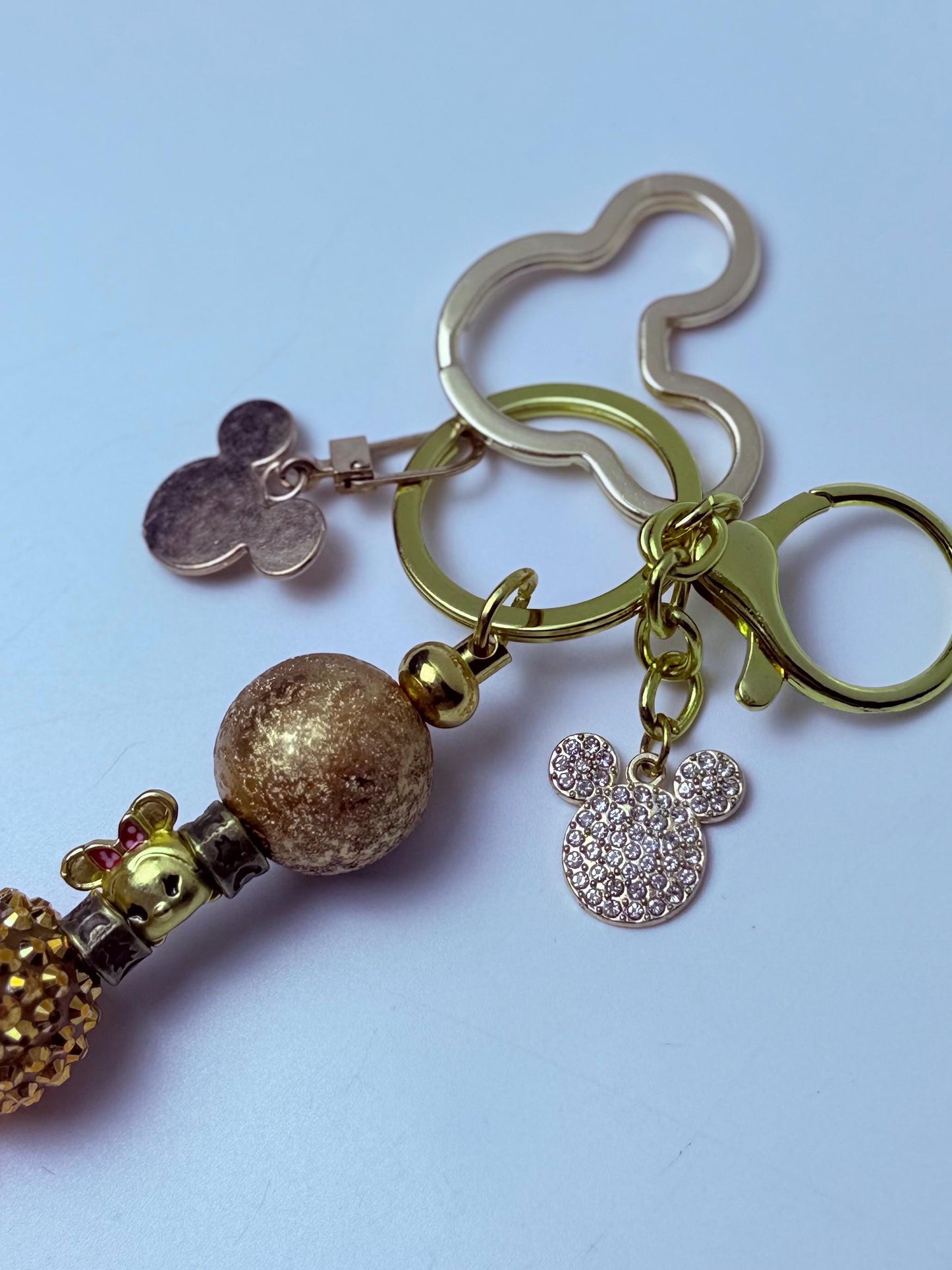 Disney inspirierter goldener Taschenanhänger, Micky Maus Strass-Schlüsselanhänger mit Perlen & Kristallakzent, handgefertigtes Taschenaccessoire, süßes Disney-Geschenk