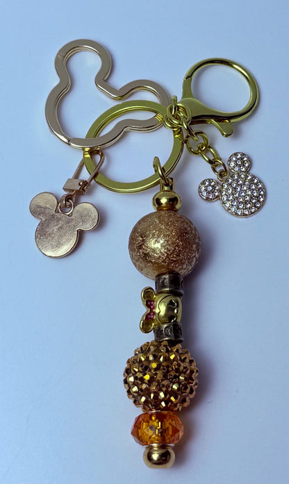 Disney inspirierter goldener Taschenanhänger, Micky Maus Strass-Schlüsselanhänger mit Perlen & Kristallakzent, handgefertigtes Taschenaccessoire, süßes Disney-Geschenk