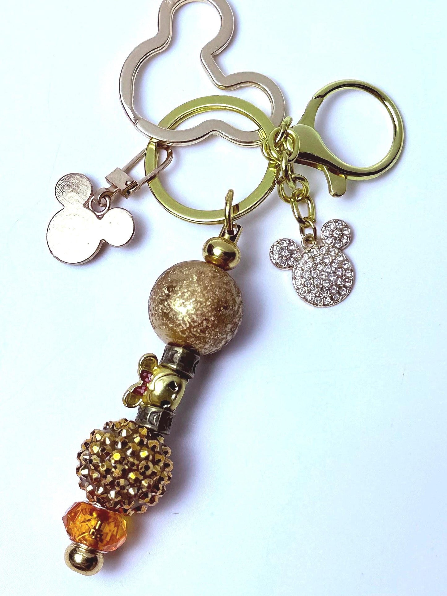 Disney inspirierter goldener Taschenanhänger, Micky Maus Strass-Schlüsselanhänger mit Perlen & Kristallakzent, handgefertigtes Taschenaccessoire, süßes Disney-Geschenk