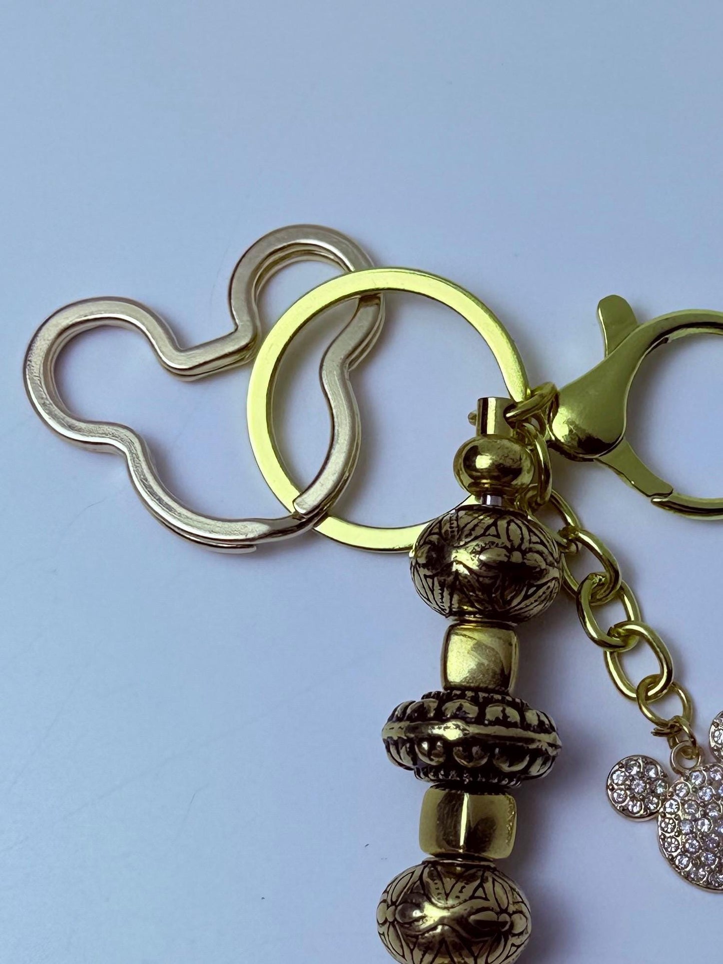 Disney inspirierter Gold-Taschenanhänger, Mickey Mouse Strass-Schlüsselanhänger mit gravierten Perlen, handgemachtes Handtaschen- und Rucksack-Accessoire, süßes Disney-Geschenk