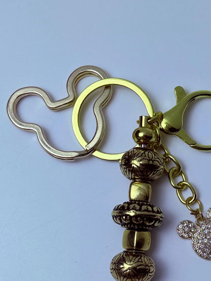 Disney inspirierter Gold-Taschenanhänger, Mickey Mouse Strass-Schlüsselanhänger mit gravierten Perlen, handgemachtes Handtaschen- und Rucksack-Accessoire, süßes Disney-Geschenk