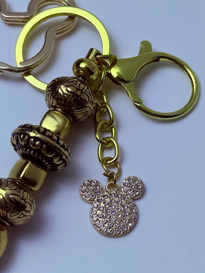 Disney inspirierter Gold-Taschenanhänger, Mickey Mouse Strass-Schlüsselanhänger mit gravierten Perlen, handgemachtes Handtaschen- und Rucksack-Accessoire, süßes Disney-Geschenk