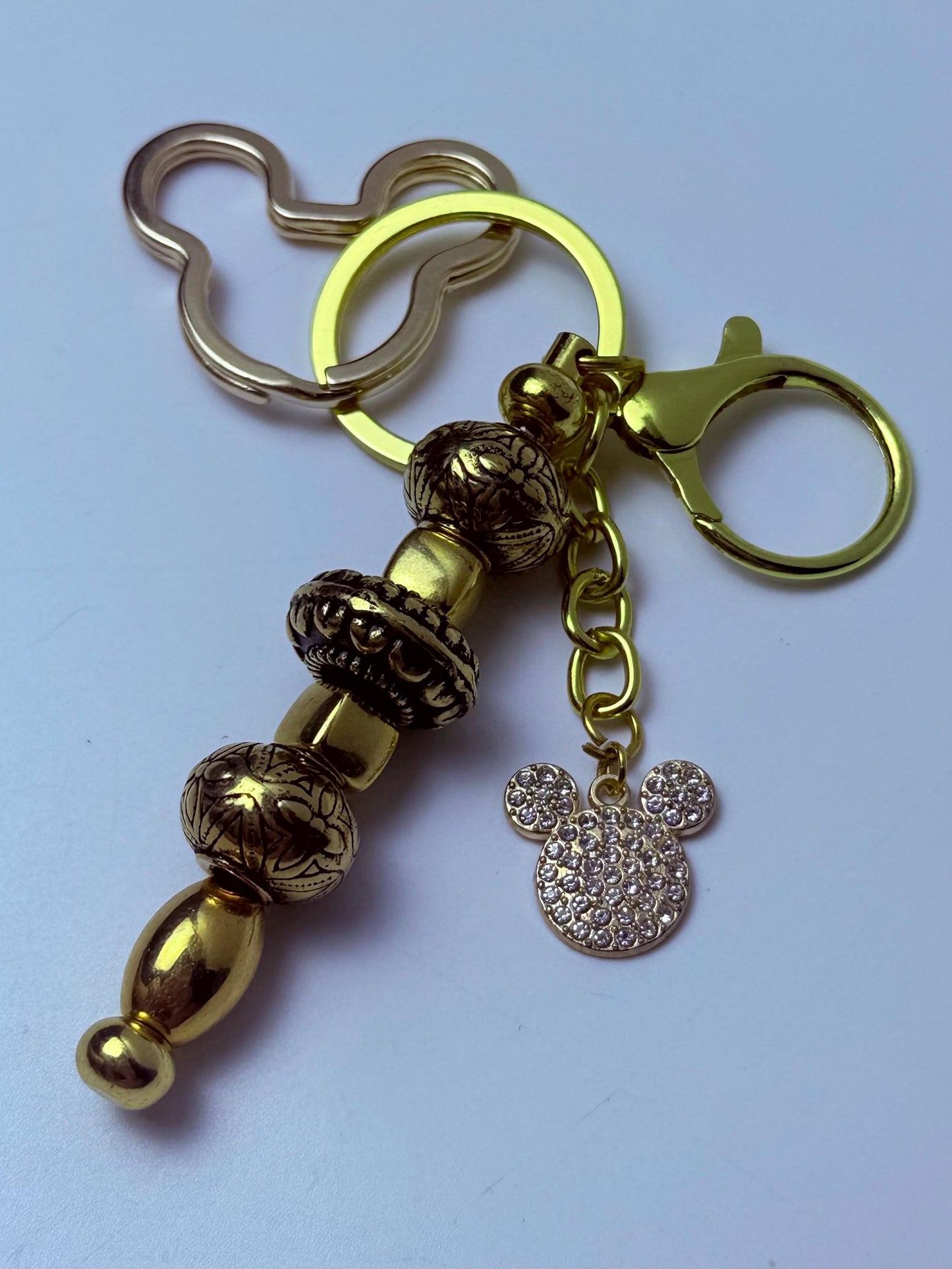 Disney inspirierter Gold-Taschenanhänger, Mickey Mouse Strass-Schlüsselanhänger mit gravierten Perlen, handgemachtes Handtaschen- und Rucksack-Accessoire, süßes Disney-Geschenk