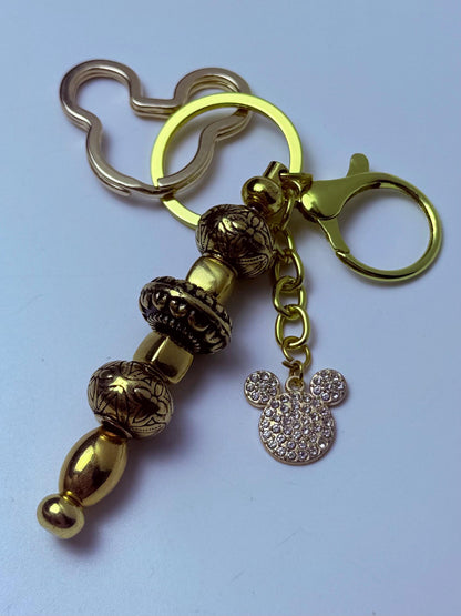 Disney inspirierter Gold-Taschenanhänger, Mickey Mouse Strass-Schlüsselanhänger mit gravierten Perlen, handgemachtes Handtaschen- und Rucksack-Accessoire, süßes Disney-Geschenk