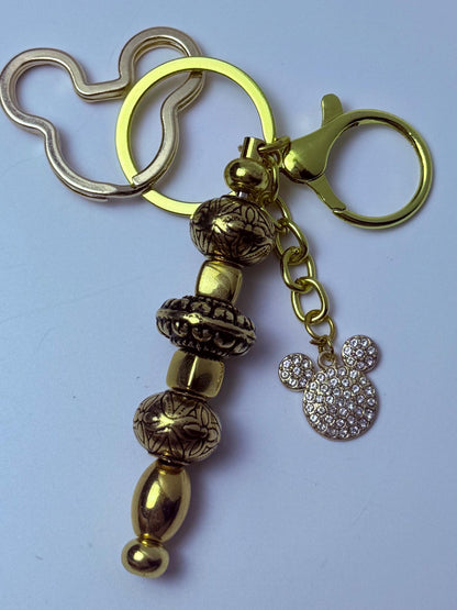 Disney inspirierter Gold-Taschenanhänger, Mickey Mouse Strass-Schlüsselanhänger mit gravierten Perlen, handgemachtes Handtaschen- und Rucksack-Accessoire, süßes Disney-Geschenk