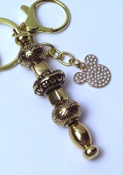 Disney inspirierter Gold-Taschenanhänger, Mickey Mouse Strass-Schlüsselanhänger mit gravierten Perlen, handgemachtes Handtaschen- und Rucksack-Accessoire, süßes Disney-Geschenk