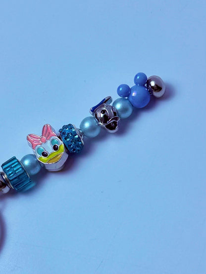 Disney inspirierter Taschenanhänger Daisy Duck Schlüsselanhänger mit blauen und pinken Perlen, handgemachtes Taschenaccessoire, süßes Disney Geschenk für sie