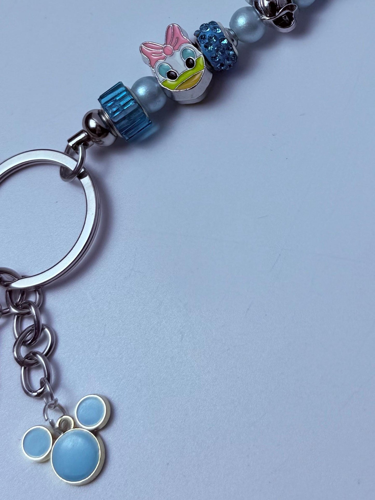 Disney inspirierter Taschenanhänger Daisy Duck Schlüsselanhänger mit blauen und pinken Perlen, handgemachtes Taschenaccessoire, süßes Disney Geschenk für sie