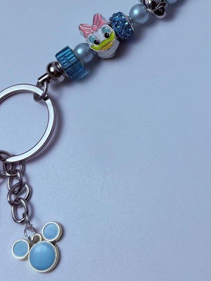 Disney inspirierter Taschenanhänger Daisy Duck Schlüsselanhänger mit blauen und pinken Perlen, handgemachtes Taschenaccessoire, süßes Disney Geschenk für sie