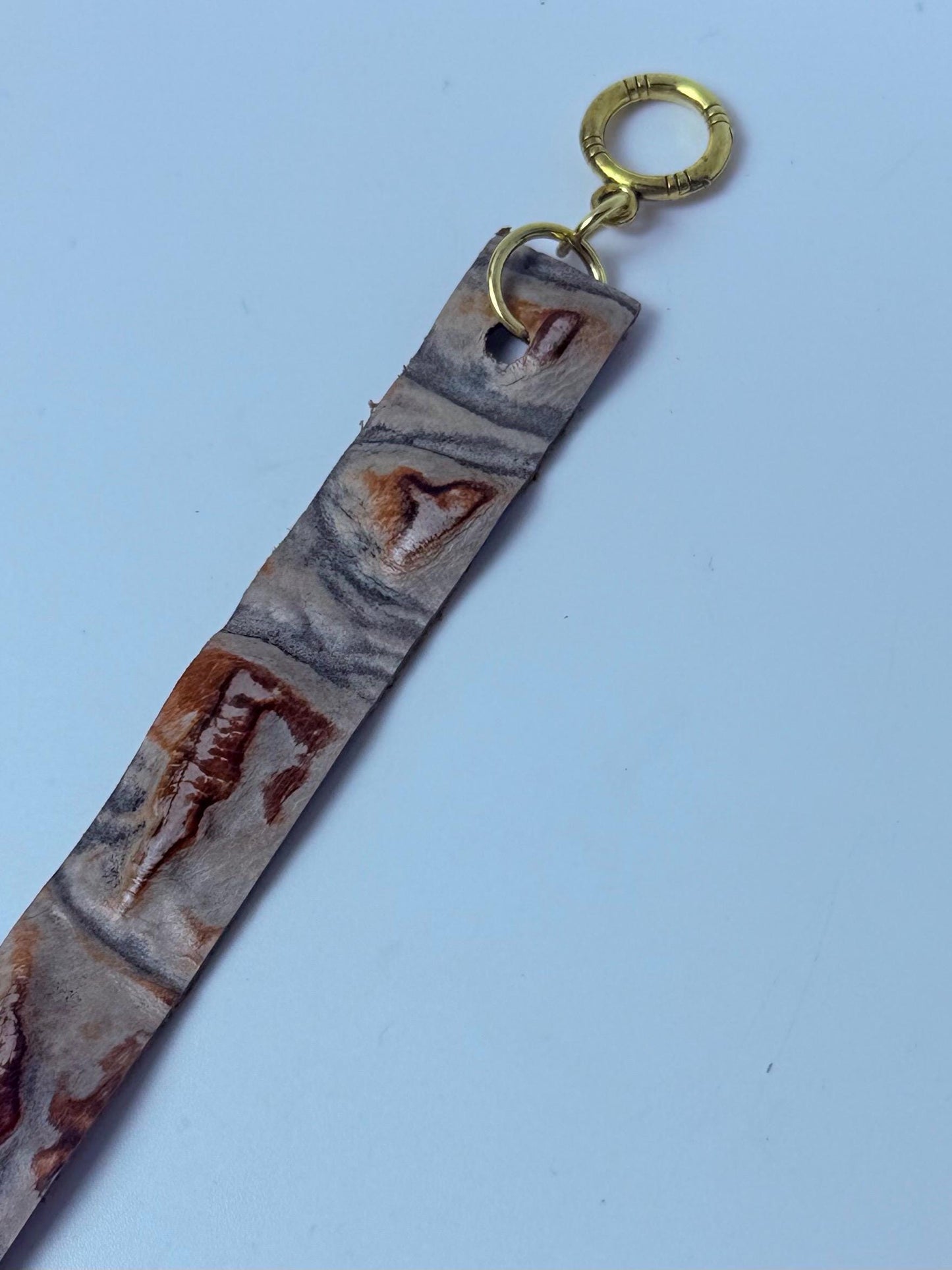 Handgefertigtes geprägtes Lederarmband: Rustikale Boho-Manschette mit goldenem Knebelverschluss