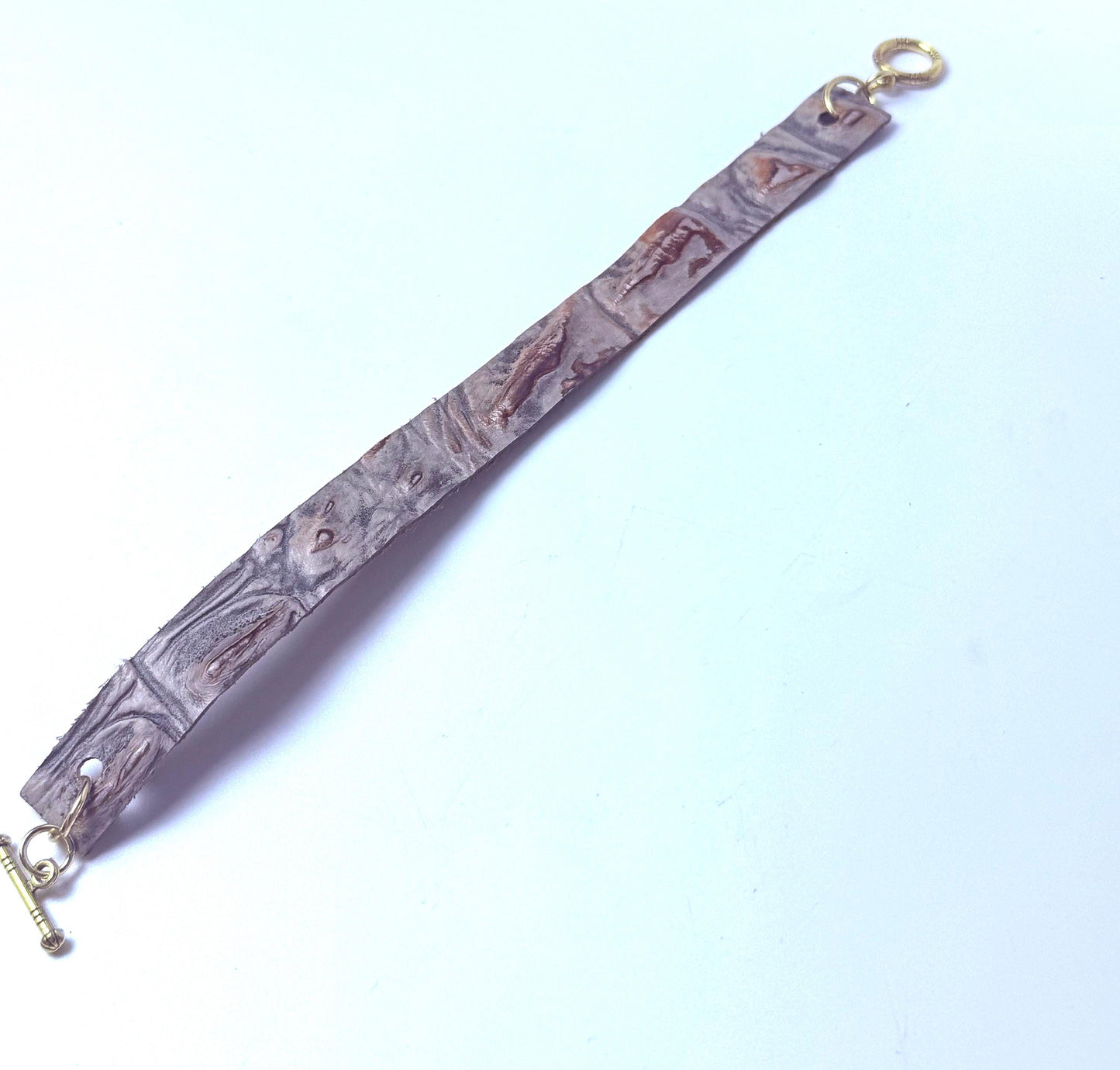 Handgefertigtes geprägtes Lederarmband: Rustikale Boho-Manschette mit goldenem Knebelverschluss
