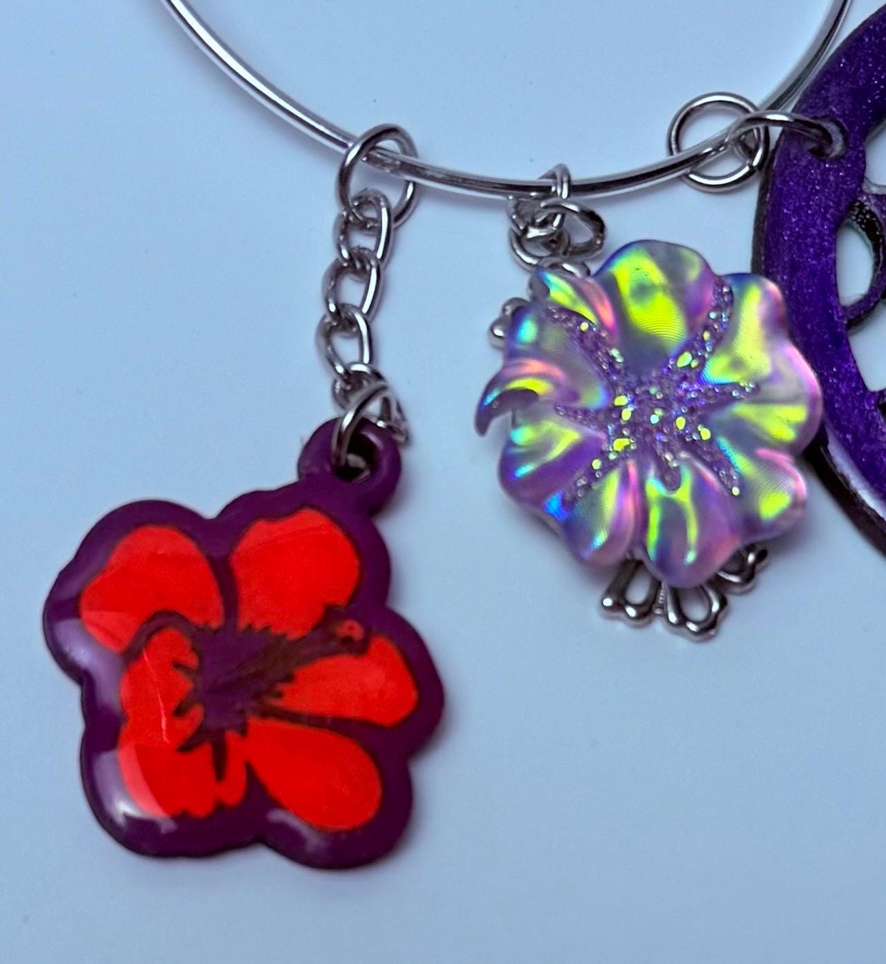 Lila Hibiskus-Taschenanhänger Schlüsselanhänger: Meerjungfrauen-Schuppen-Acryl-Taschenaccessoire