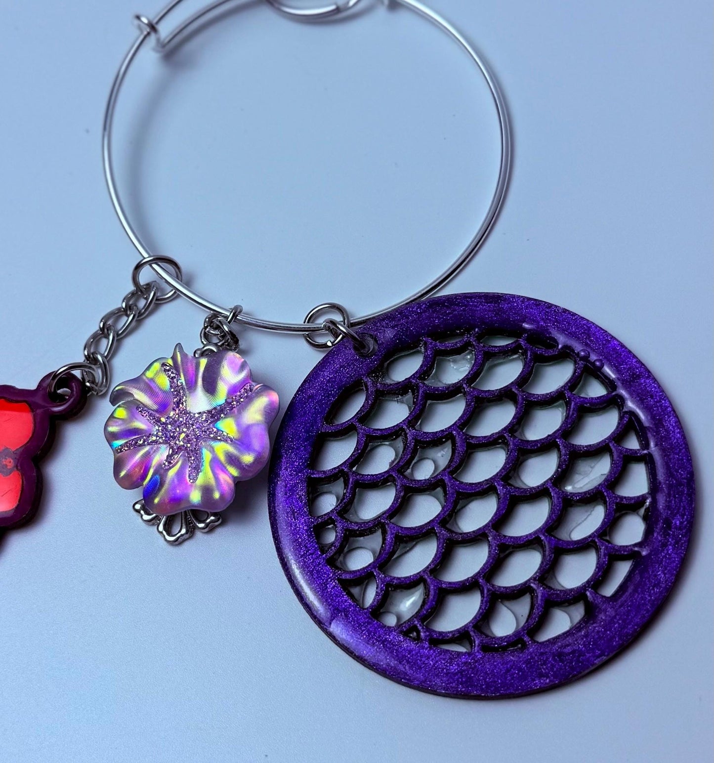 Lila Hibiskus-Taschenanhänger Schlüsselanhänger: Meerjungfrauen-Schuppen-Acryl-Taschenaccessoire