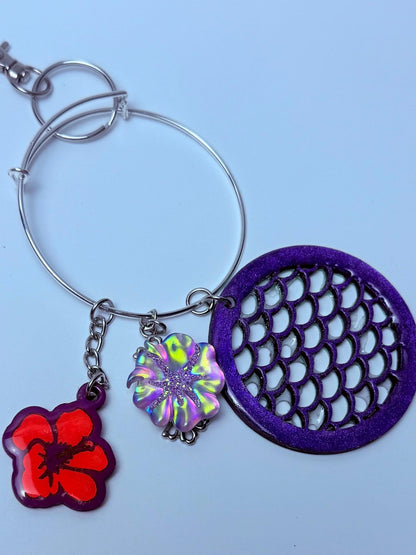 Lila Hibiskus-Taschenanhänger Schlüsselanhänger: Meerjungfrauen-Schuppen-Acryl-Taschenaccessoire