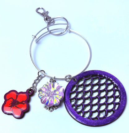Lila Hibiskus-Taschenanhänger Schlüsselanhänger: Meerjungfrauen-Schuppen-Acryl-Taschenaccessoire