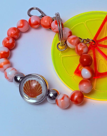 Zitronenscheiben-Taschenanhänger: Acryl-Taschenaccessoire mit Marmorperlen