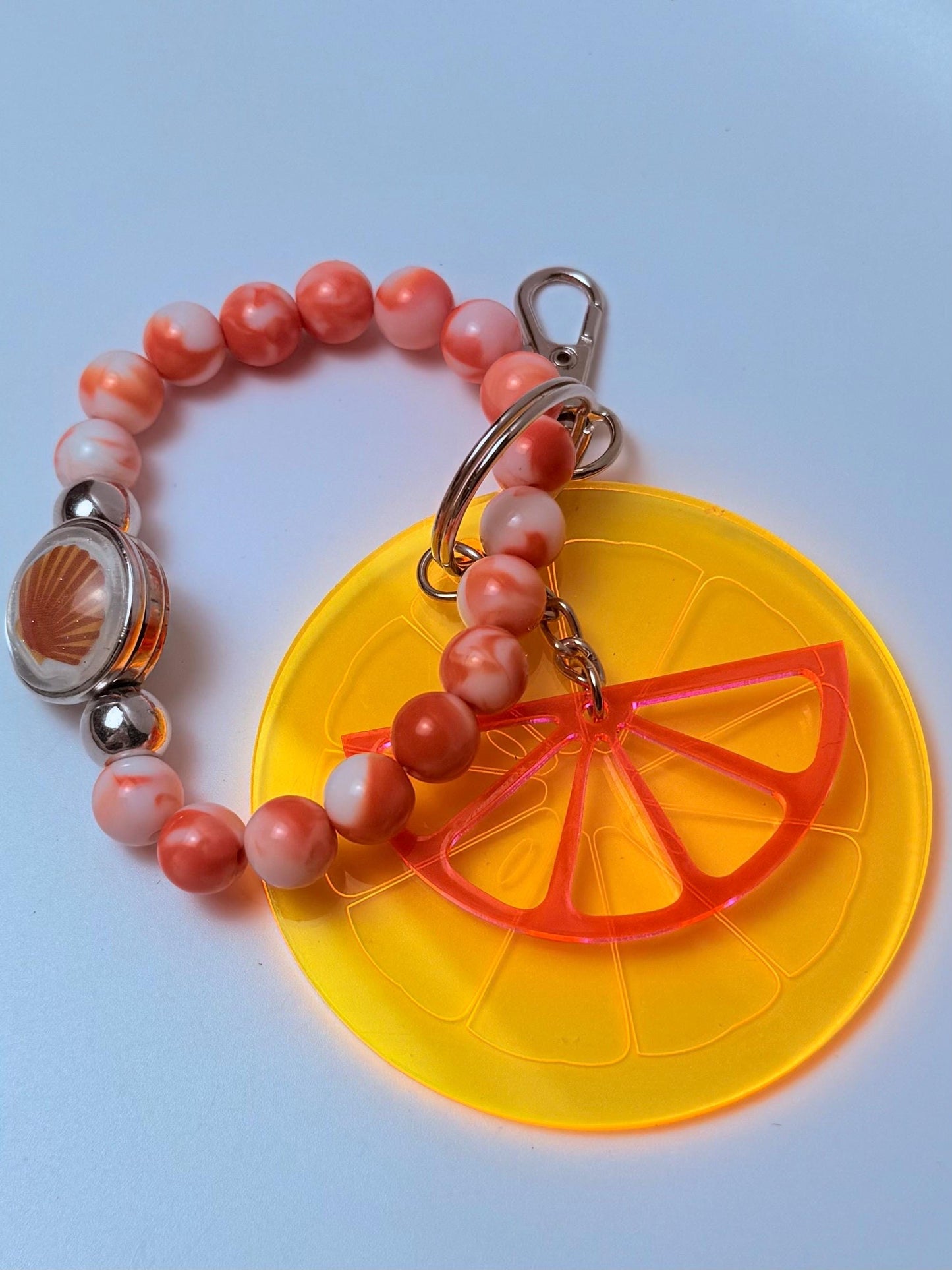 Zitronenscheiben-Taschenanhänger: Acryl-Taschenaccessoire mit Marmorperlen