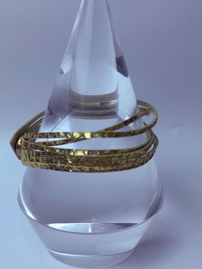 Goldfarbenes geknittertes Lederarmband: Metallisches Boho-Chic-Armband