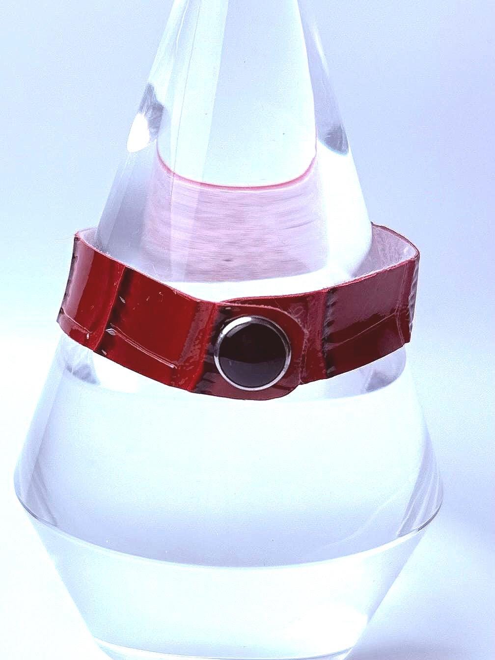 Rotes Leder-Manschettenarmband: Handgefertigtes Punk-Rock-Armband