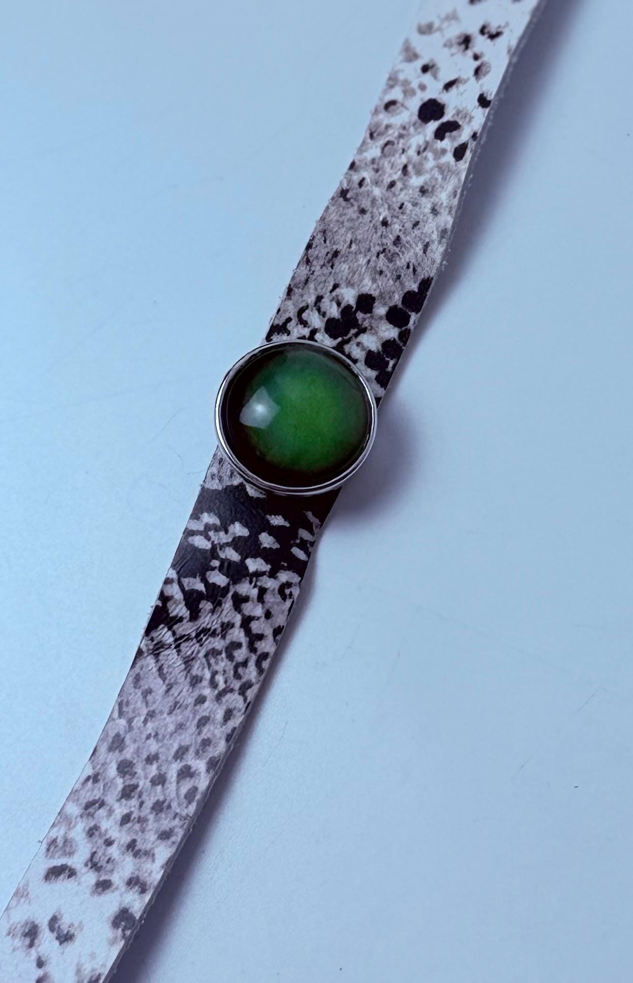 Schlangenleder-Stimmungsstein-Manschette: Boho-Rocker-Farbwechselarmband