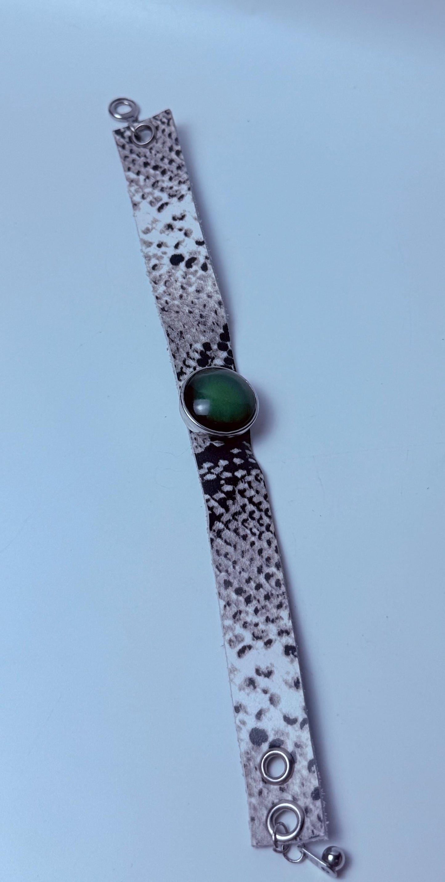 Schlangenleder-Stimmungsstein-Manschette: Boho-Rocker-Farbwechselarmband