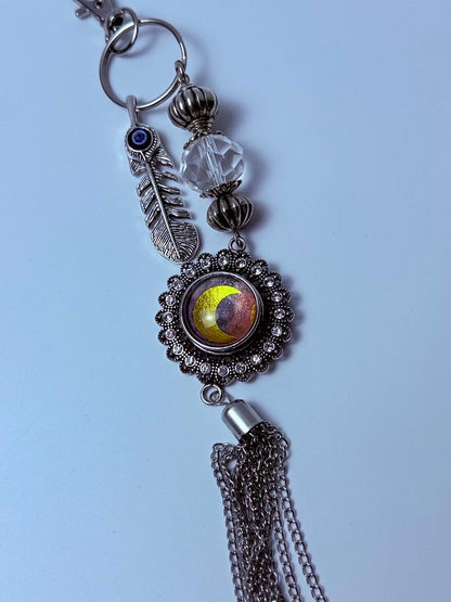 Boho Anhänger für Tasche mit Bösem Blick: Stimmungsstein, Feder & Kristallquaste