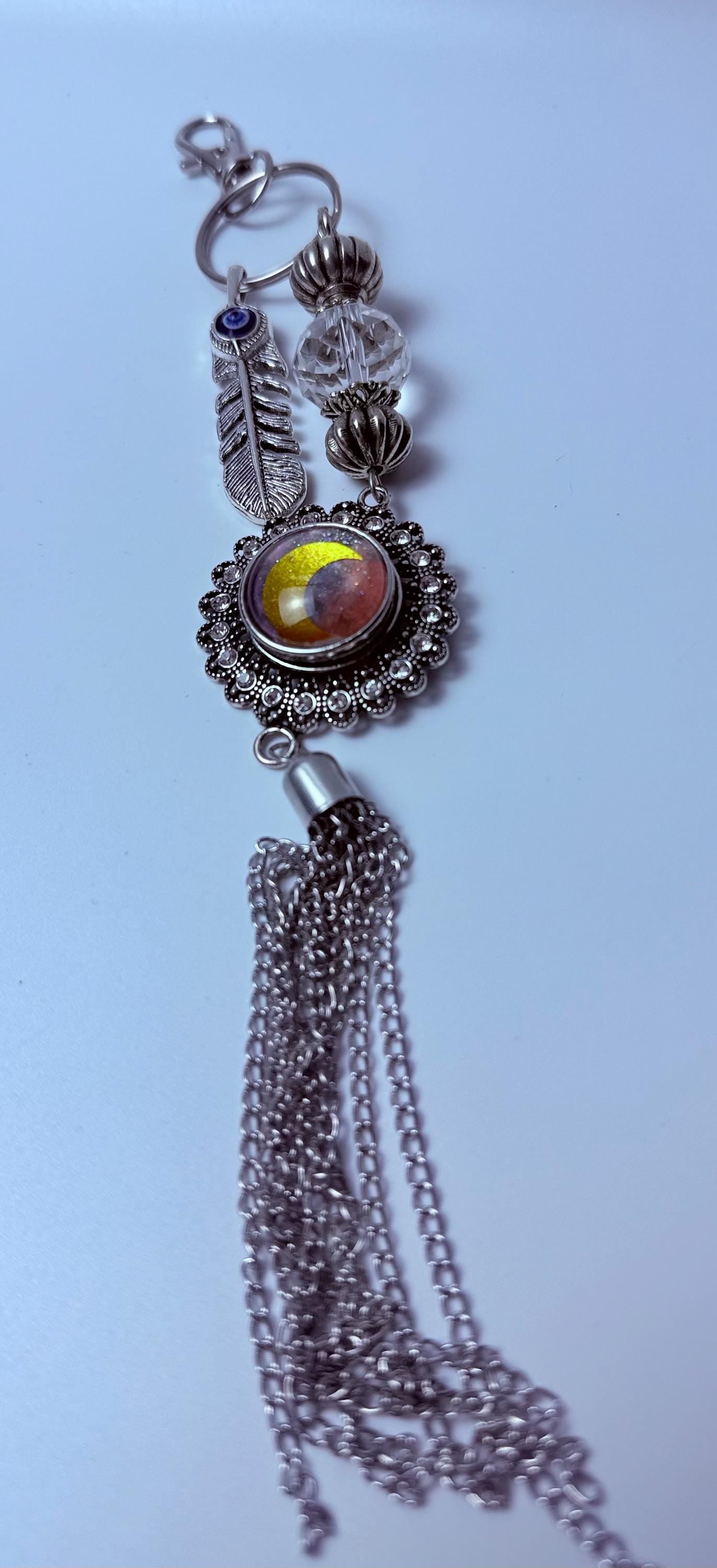 Boho Anhänger für Tasche mit Bösem Blick: Stimmungsstein, Feder & Kristallquaste