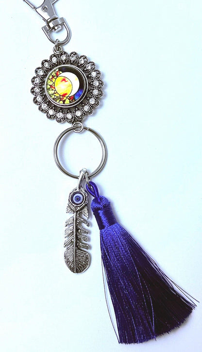 Sonne & Böser Blick Feder-Taschenanhänger: Boho-Handtaschen-Schlüsselanhänger mit violetter Quaste